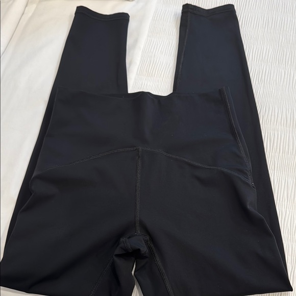 ❤️V-Shred- Black Leggings with Streamlined Silhouette - Picture 2 of 4